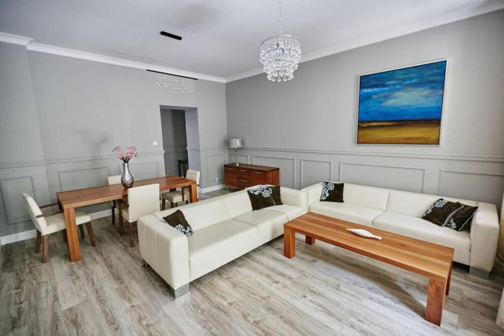 Bezowy Apartament De Lux Dla 4 Osob Chorzow Katowice ภายนอก รูปภาพ